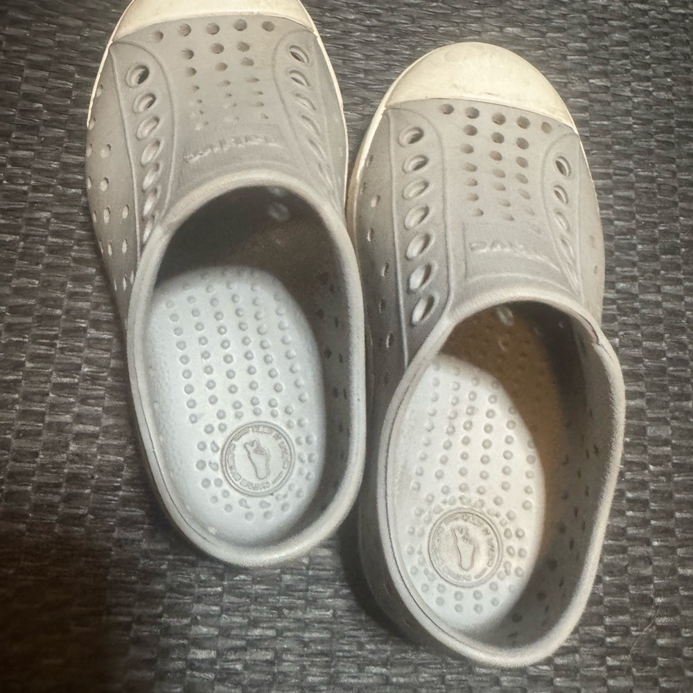 Native Kids Water Shoes in Light Gray - Picture 7 of 7